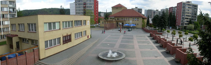 1998: Nové náměstí Voskovce a Wericha v Sázavě