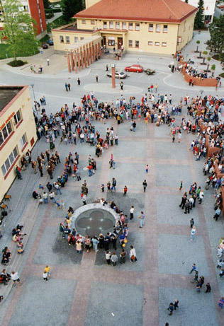 1998: Nové náměstí Voskovce a Wericha v Sázavě